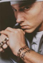 Eminem avec poing américain