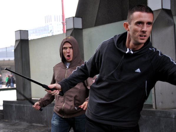 manifestant avec matraque