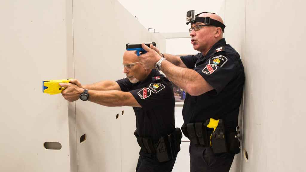 Bombe lacrymogène ou taser : quelle arme de défense privilégier ?